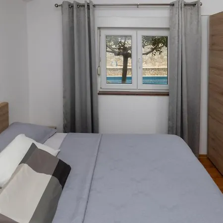 Tina By Guide Villa Desne