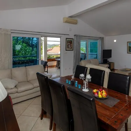 Tina By Guide Villa Desne