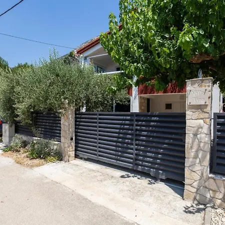 Villa Tina By Guide Desne