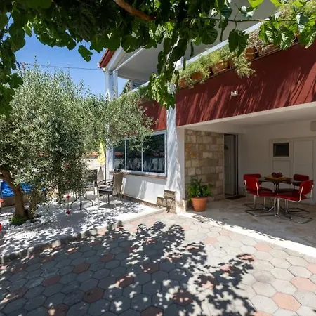 Tina By Guide Villa Desne