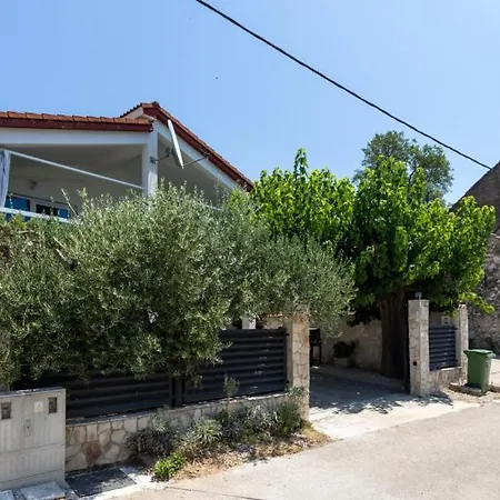 Tina By Guide Villa Desne